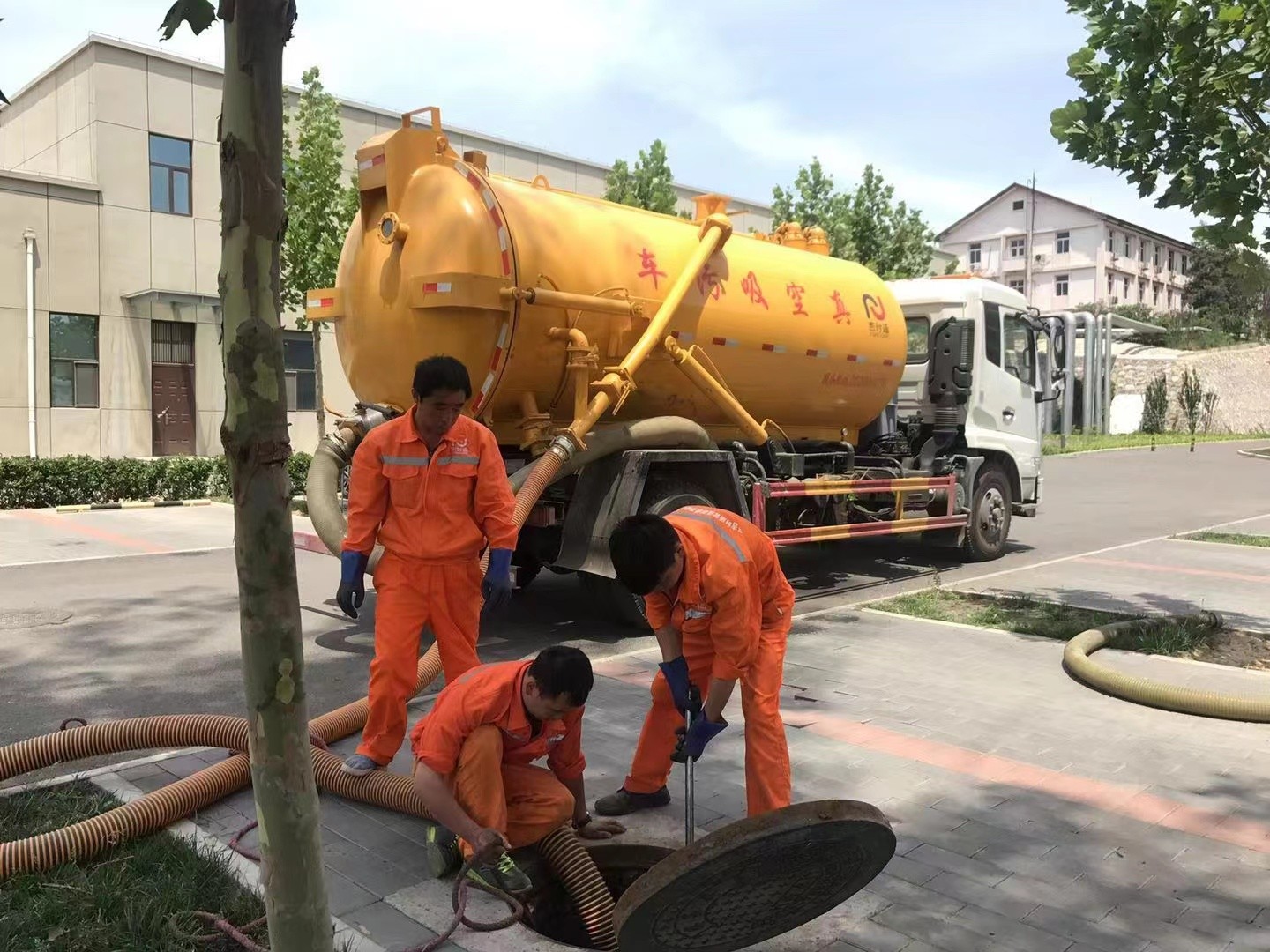 成都化粪池清理与5-8吨吸粪车施工效率分析